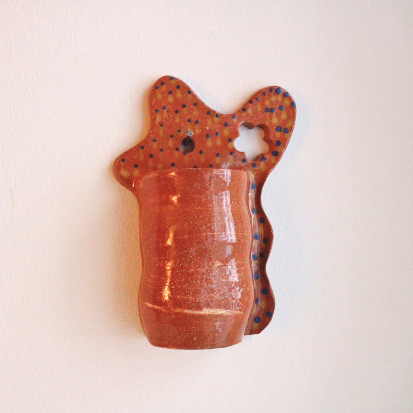 Wavy wall pocket