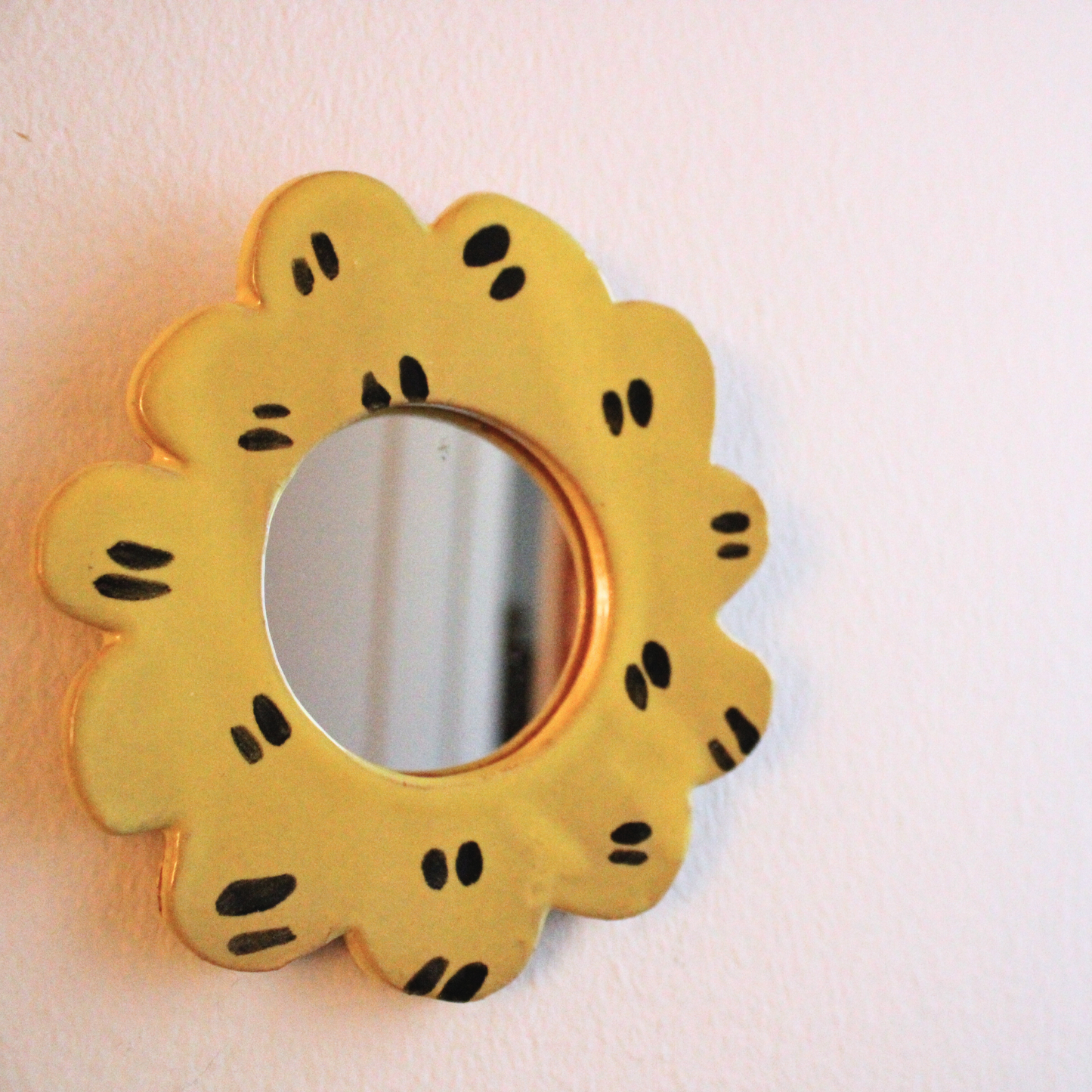 Mini flower mirror