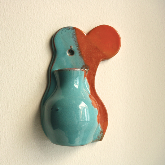 Contrast wall pocket